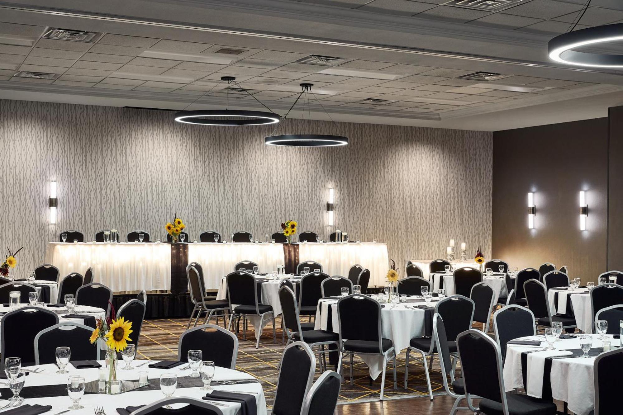 Holiday Inn Hotel & Suites Madison West - Middleton By Ihg Екстериор снимка