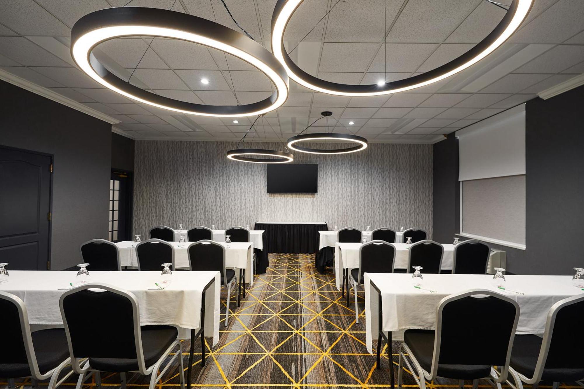 Holiday Inn Hotel & Suites Madison West - Middleton By Ihg Екстериор снимка