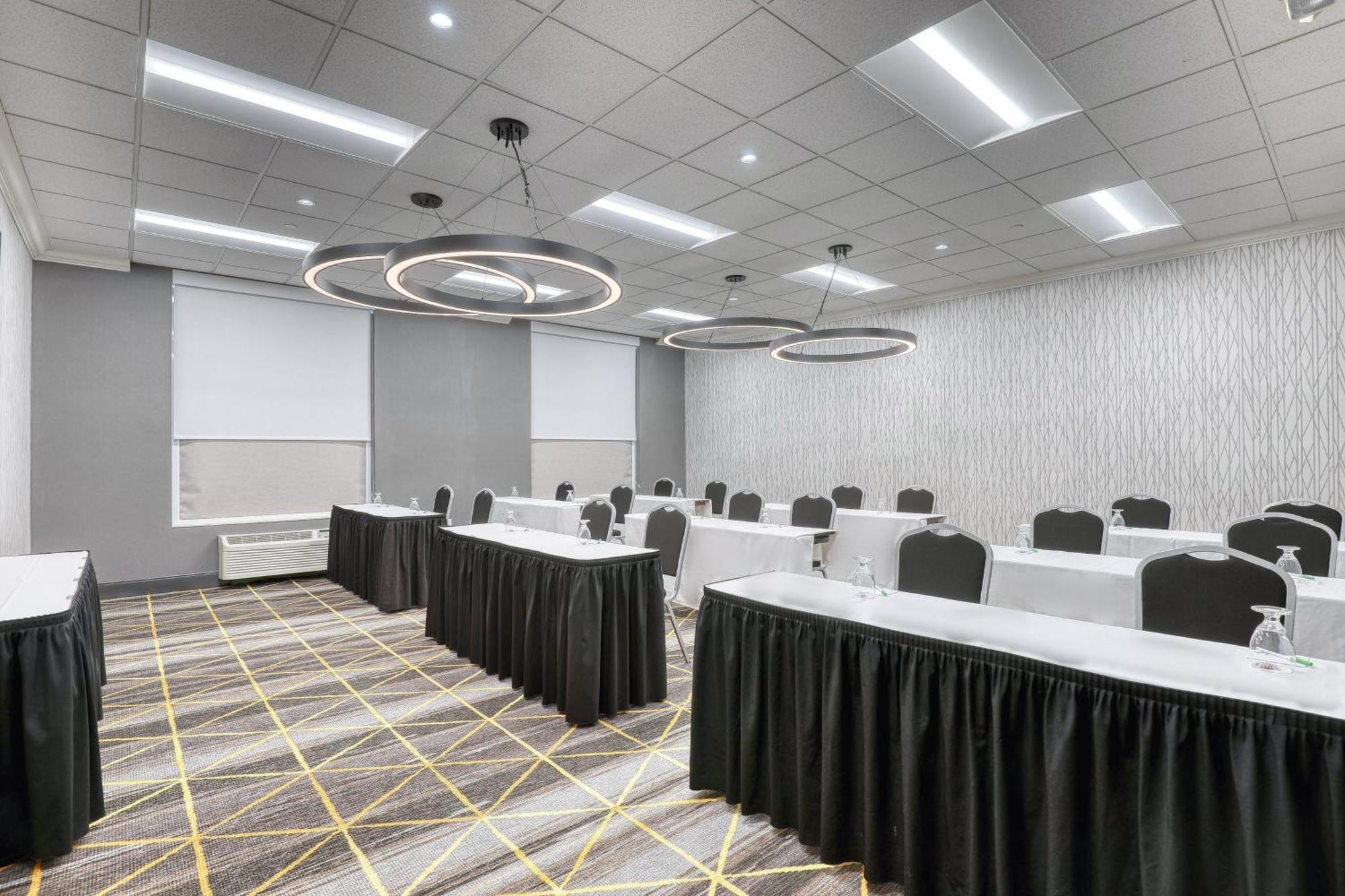Holiday Inn Hotel & Suites Madison West - Middleton By Ihg Екстериор снимка